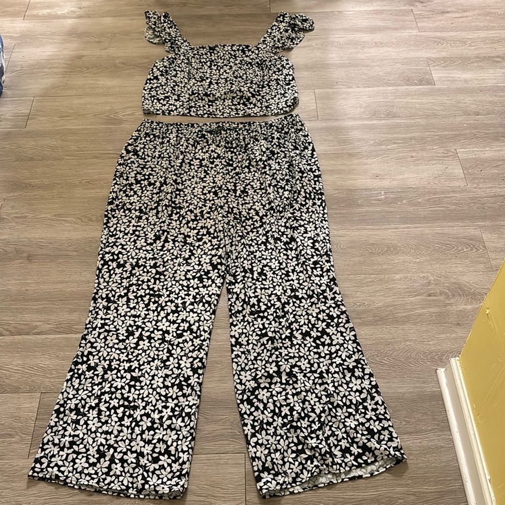 Set: Eloquii Daisy Print Pants and Matching Flutter Sleeve Crop Top
